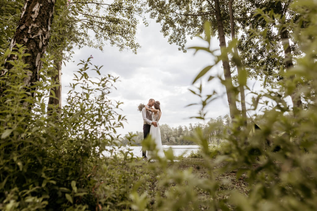 Kreatives Hochzeitspaar Bild in der Natur am Bleibtreusee