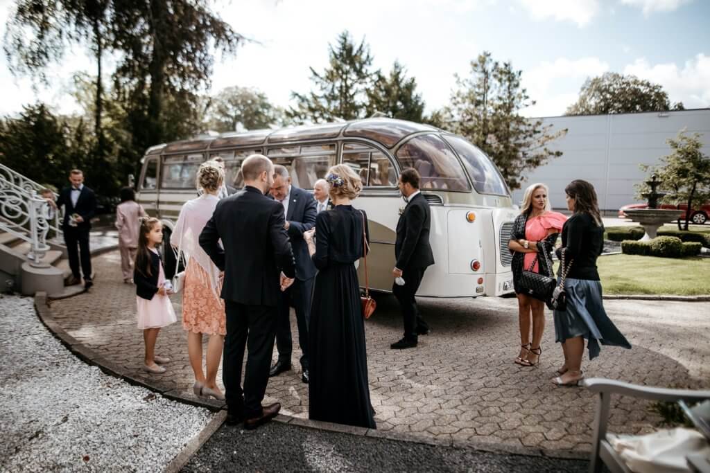 Busfahrt im Oldtimer zur Trauung