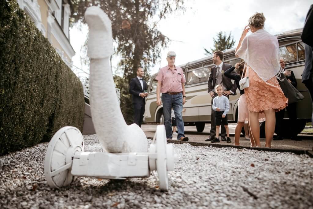 Busfahrt im Oldtimer zur Trauung