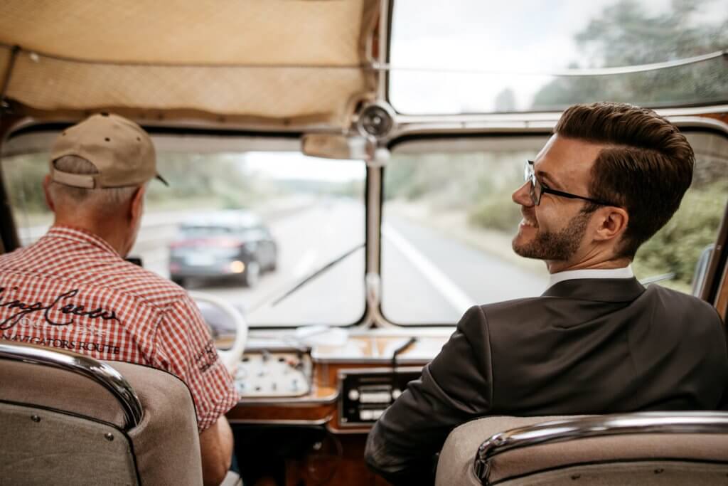 Busfahrt im Oldtimer zur Trauung