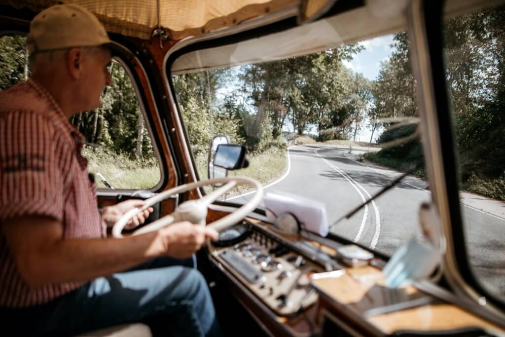 Oldtimer Busfahrer Hochzeit