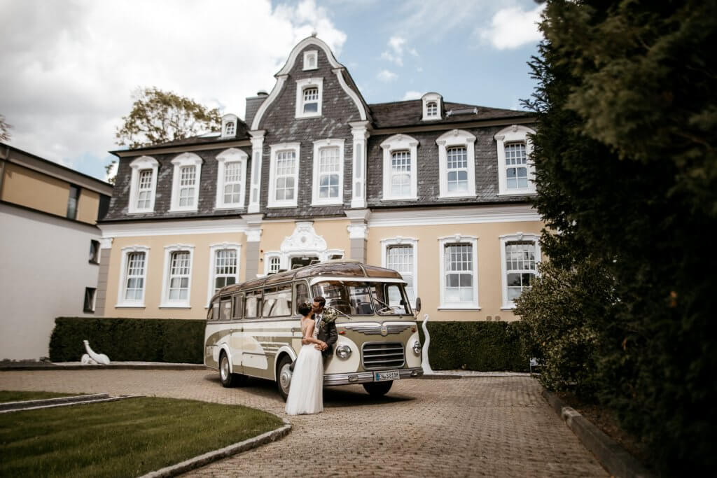 Hochzeitspaar im Oldtimer