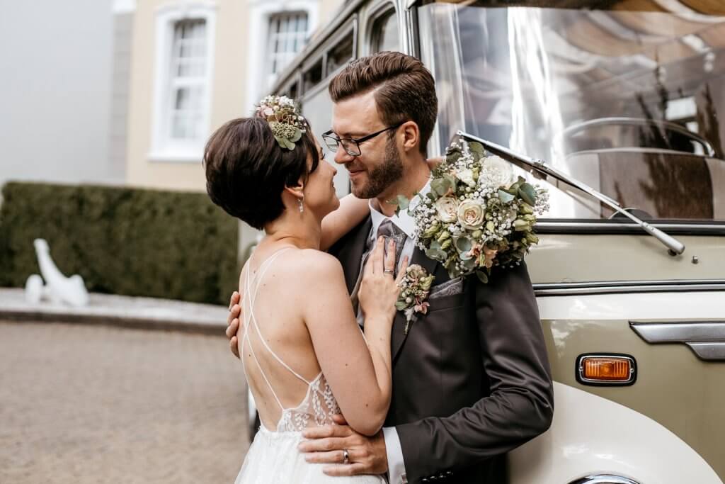 Hochzeitspaar im Oldtimer