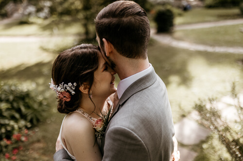 Hochzeitsfotograf mit Paar im Japanischen garten