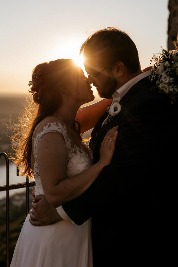 Hochzeitspaar in der Abendsonne auf dem Drachenfels