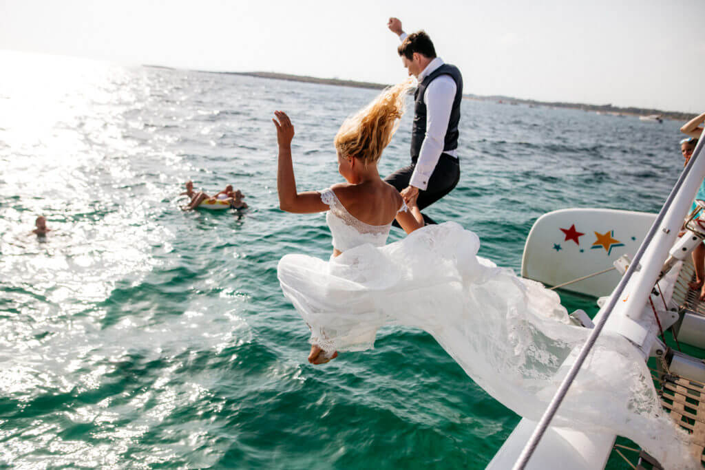 Hochzeitspaar auf Ibiza mit Sprung ins Wasser